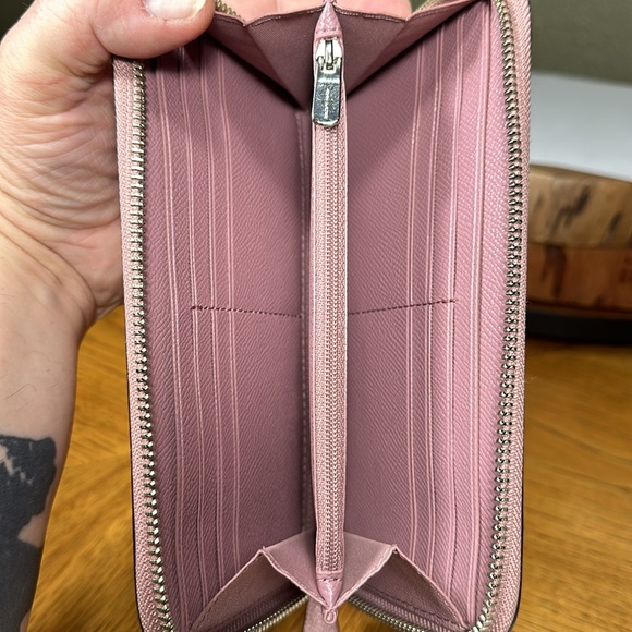 COACH Accordion Zip Wallet In Crossgrain Leather - Picture 7 of 9